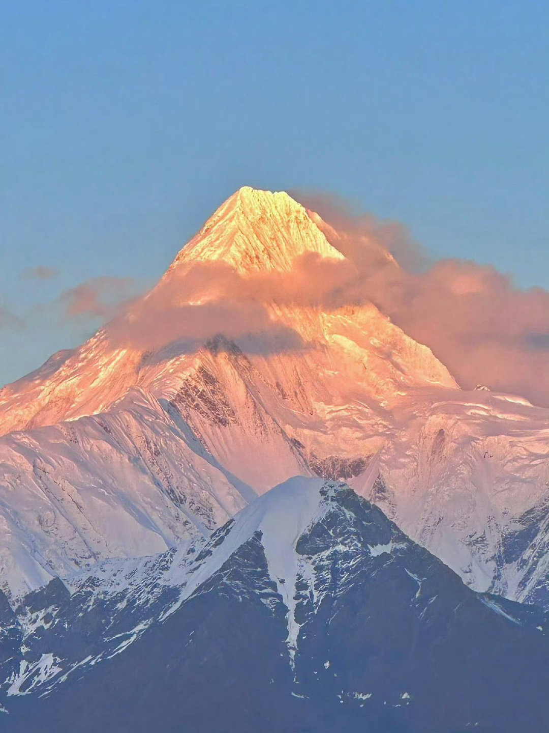 据说看到日照金山的人会获得好运⛰️ ​​​