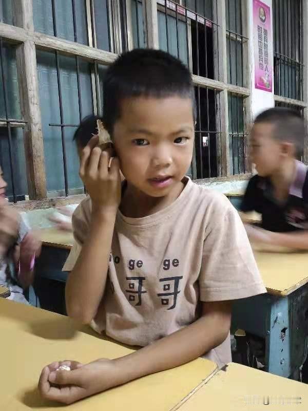 希望小学的小朋友们收到我送给他们都贝壳了，他们渴望听到大海的声音。他们都是留守儿