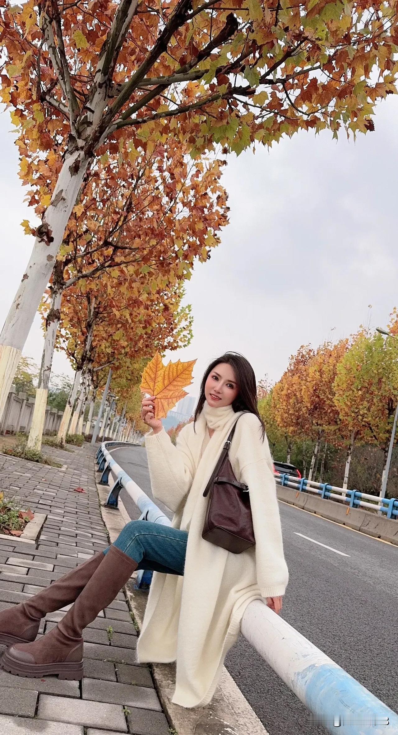 （原创首发）陋室听秋/文
 
秋冬宛如一位娴静的画师，在家门口悄然铺展画卷。当秋