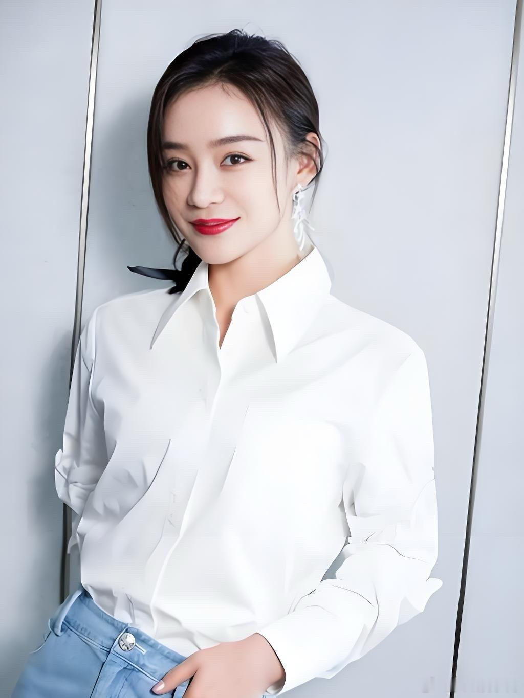 颜值非常抗打！谁说她“相貌平平”，她率真、耿直的性格，得罪了不少人。谨记！混娱乐