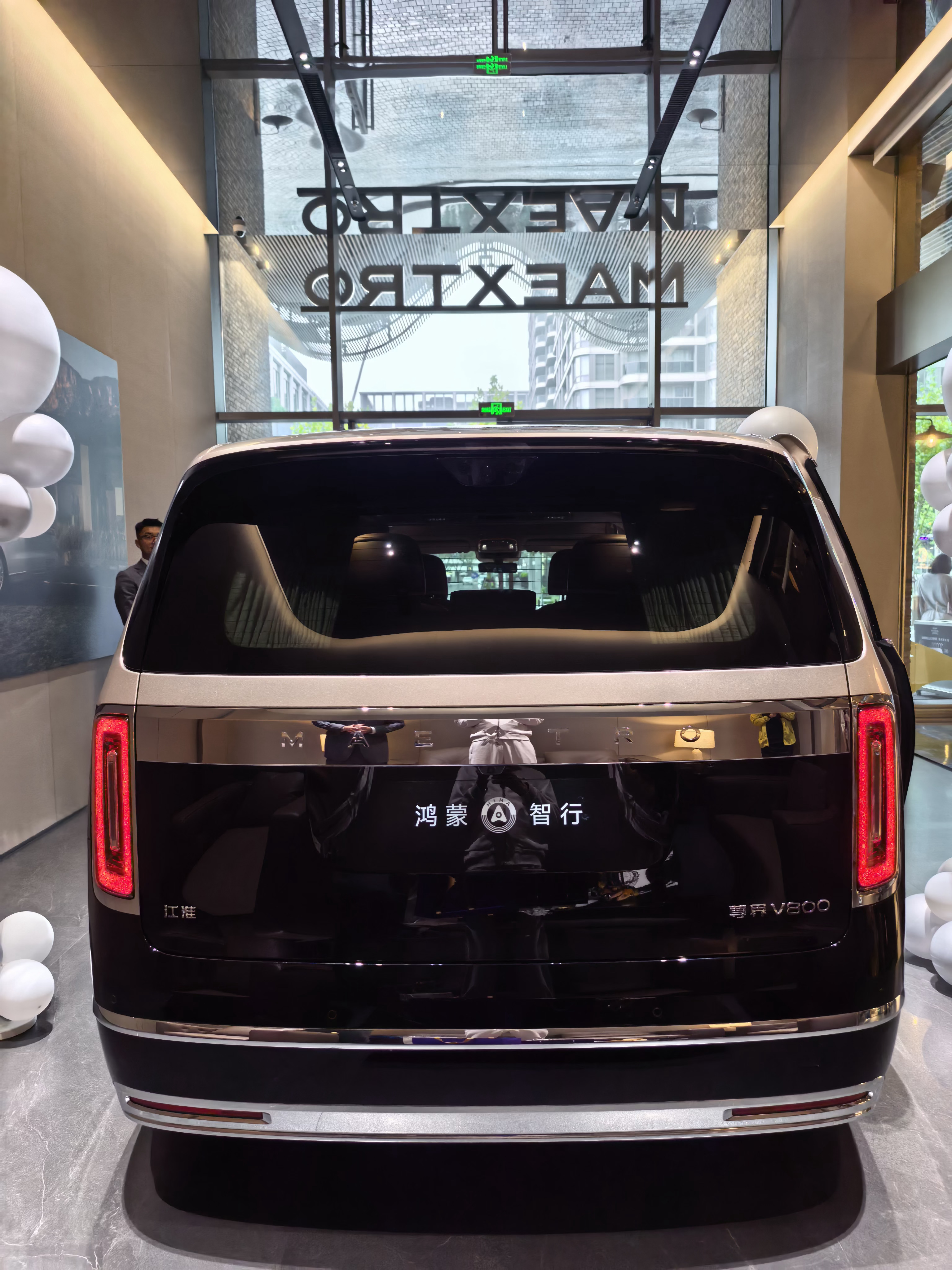 真的惊喜，没选智慧大灯的V800尾灯，也这么帅！好精致啊 尊界V800  ​​​