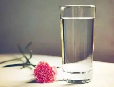 温水加芥末，
​肯定有人喝，
难受且不说，
​眼泪定婆娑。