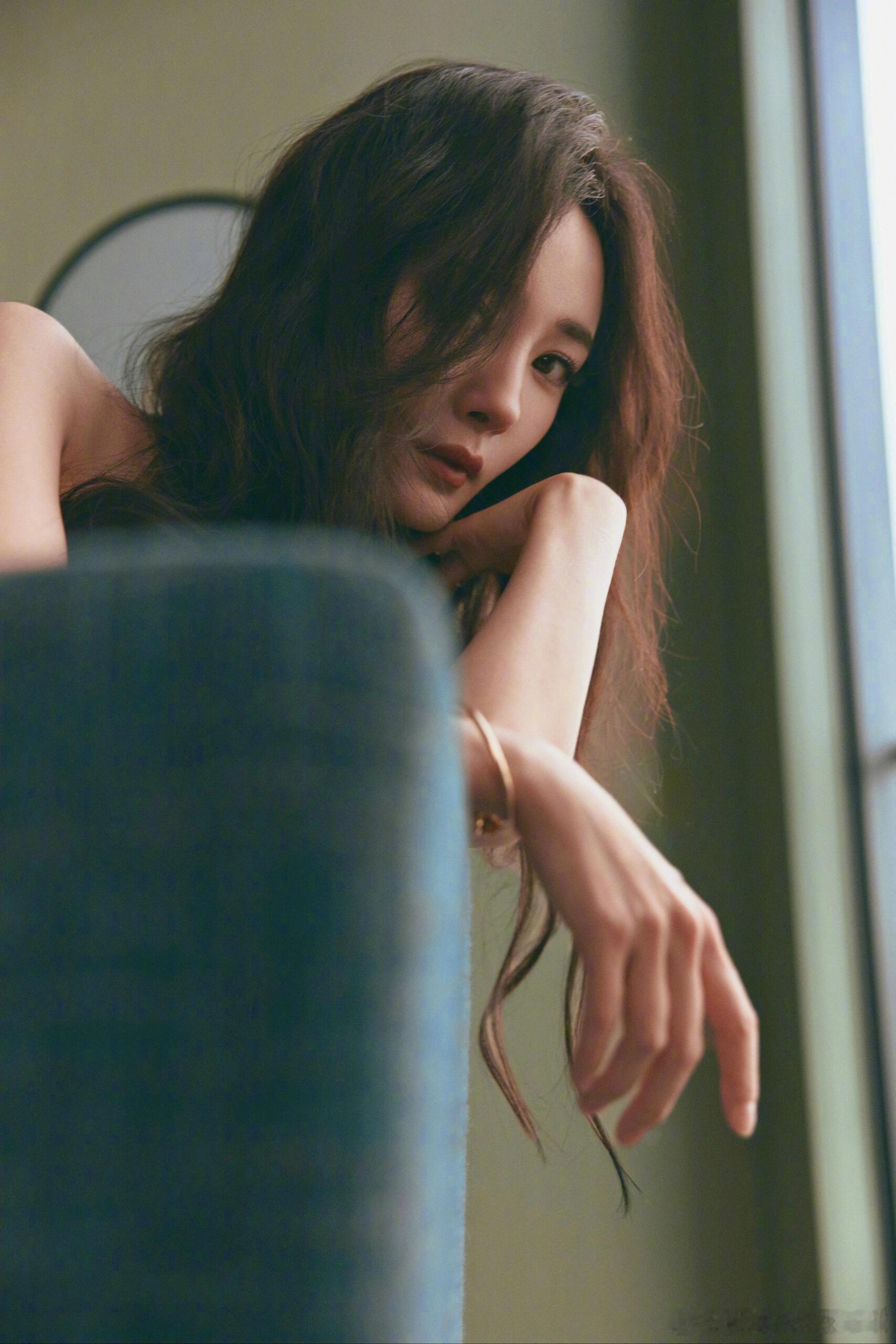 杨幂大波浪抹胸黑裙造型杨幂的造型审美真的一直在线。大波浪卷发氛围感拉满，抹胸黑裙