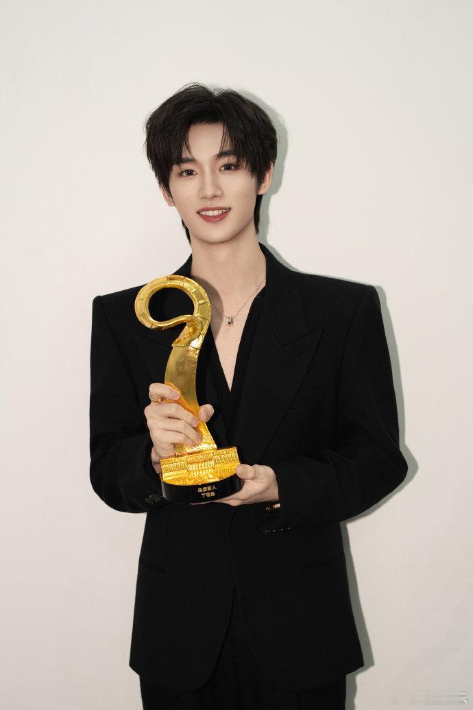 丁程鑫记于心践于行丁程鑫晒获奖照 丁程鑫晒获奖照，感谢这份喜爱和支持，记于心，践