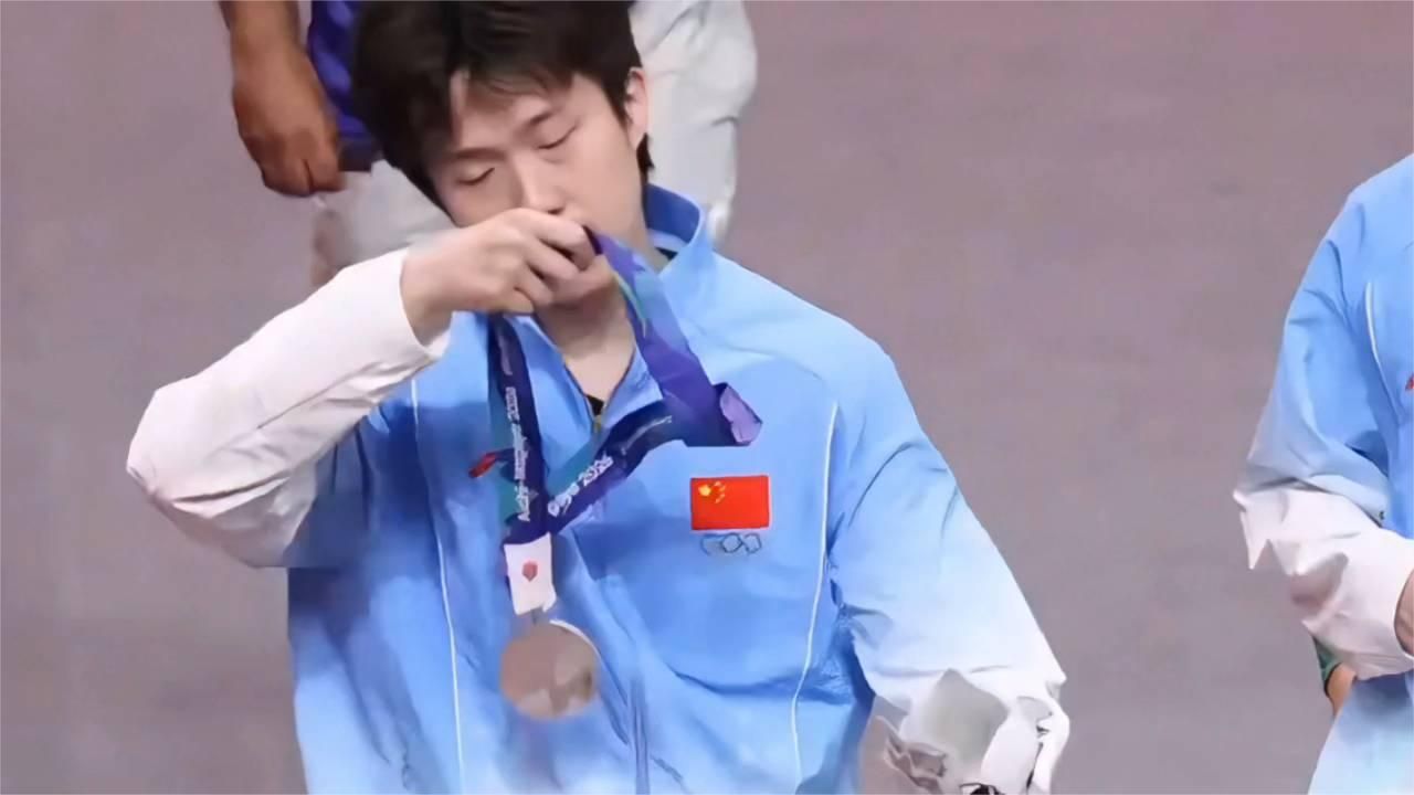 看到王楚钦立马取下银牌瞬间，你是否也心疼这个扛着重任的队长？