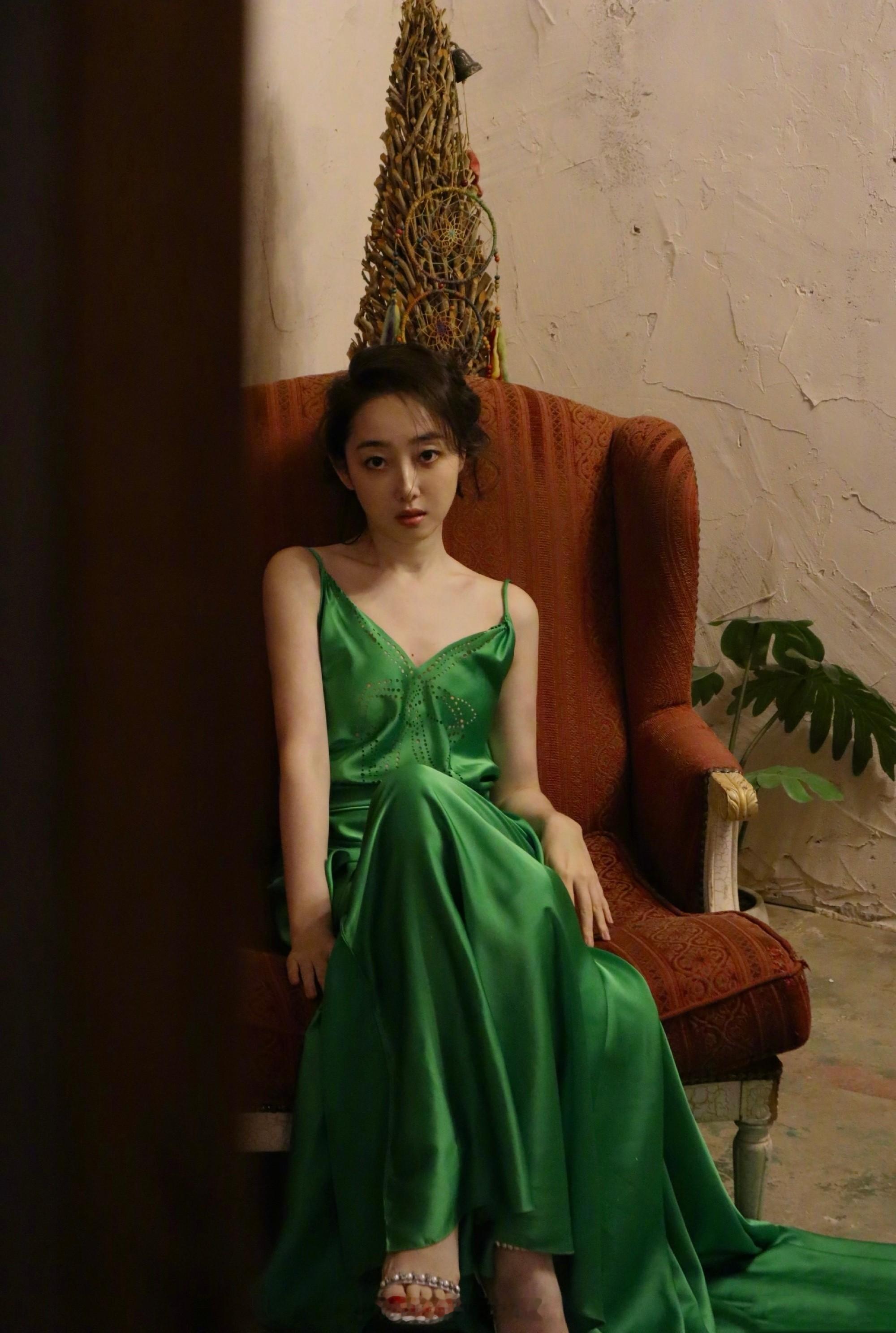 蒋梦婕黑绿长裙氛围感大片 