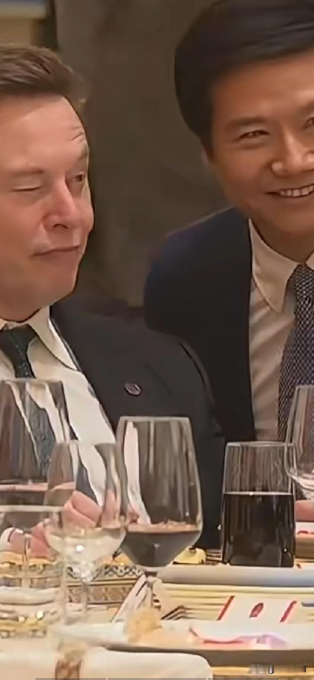 晚宴上的马斯克，俨然成了——“香饽饽”!
在今天举行的晚宴上，美国科技巨头马斯克