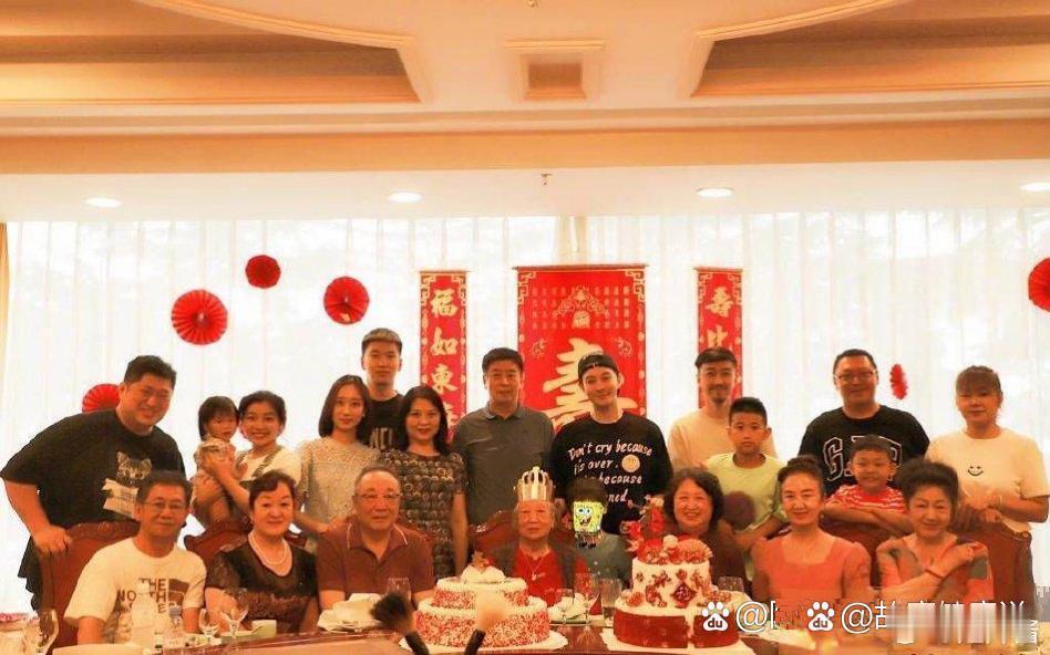 黄晓明晒全家福为95岁姥姥庆生，儿子小海绵站在太姥姥身边爸爸前面，家有一老如有一