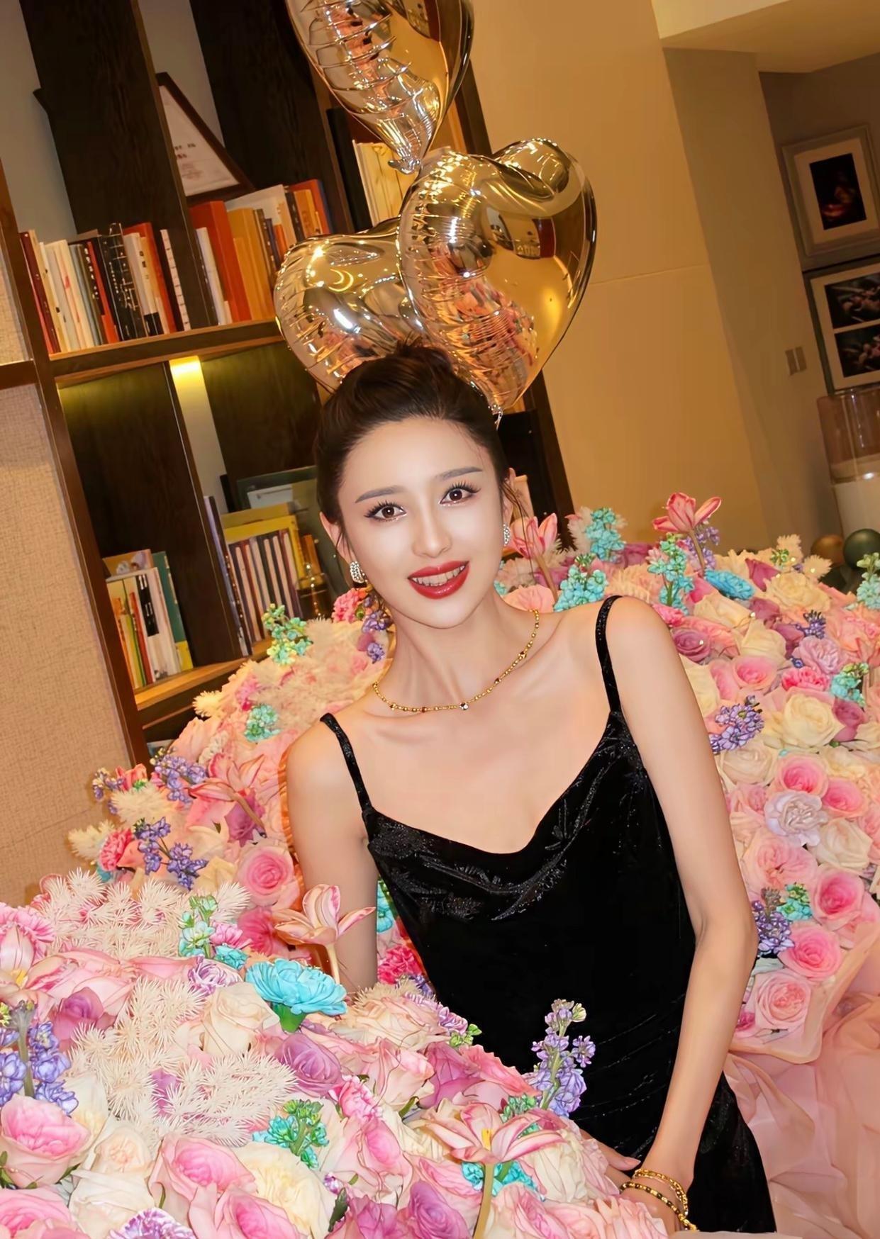 佟丽娅庆43岁生日现场曝光，收999朵玫瑰花，儿子亲吻她脸颊，真的好幸福。

8