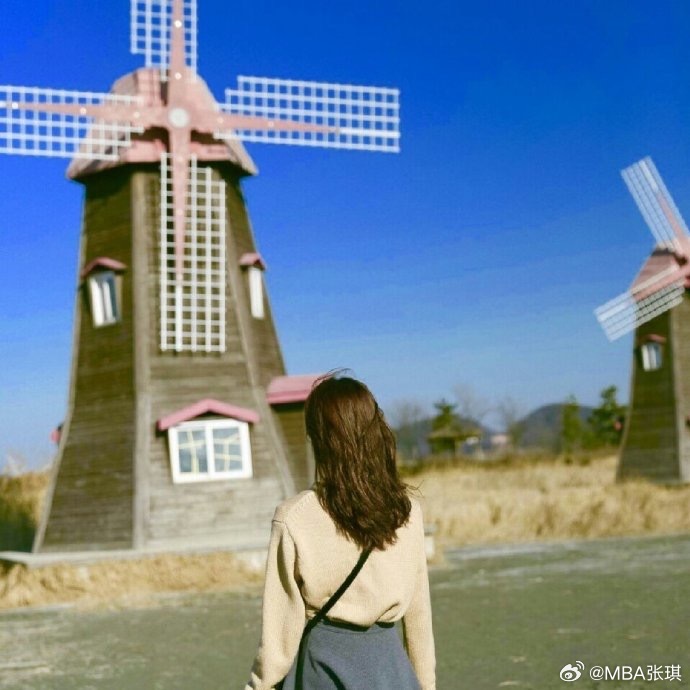 在你尝试了解他人和期望他人了解你之前，先让自己变成一个更好的人和了解自己的人。生