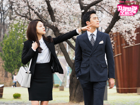 韩剧回顾 自体发光办公室 首播9周年主演：高我星、河锡辰、李东辉、金东旭、李浩沅