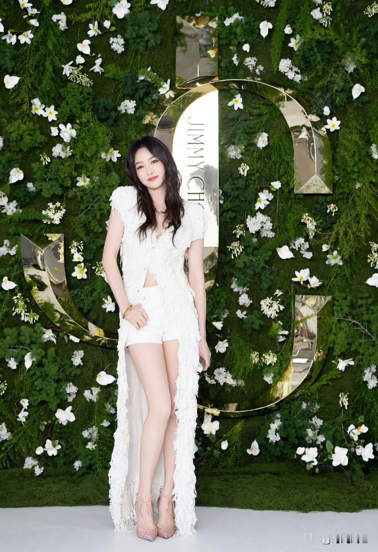 宋茜活动现场照，真正的肤白貌美大长腿！优雅知性，美的如此惊艳！