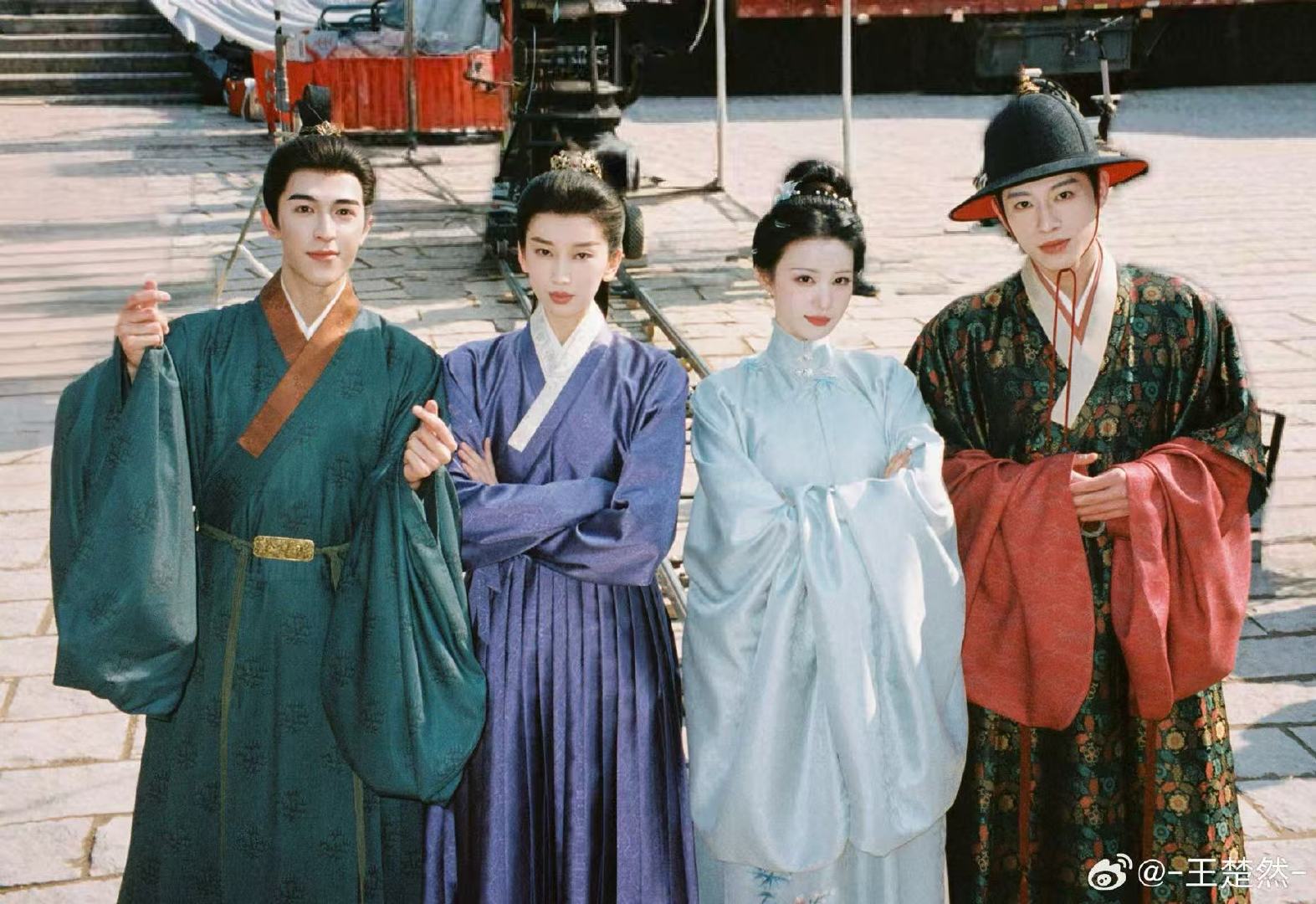 王楚然明月录杀青plog王楚然魏采薇杀青plog王楚然明月录杀青plog，好多合