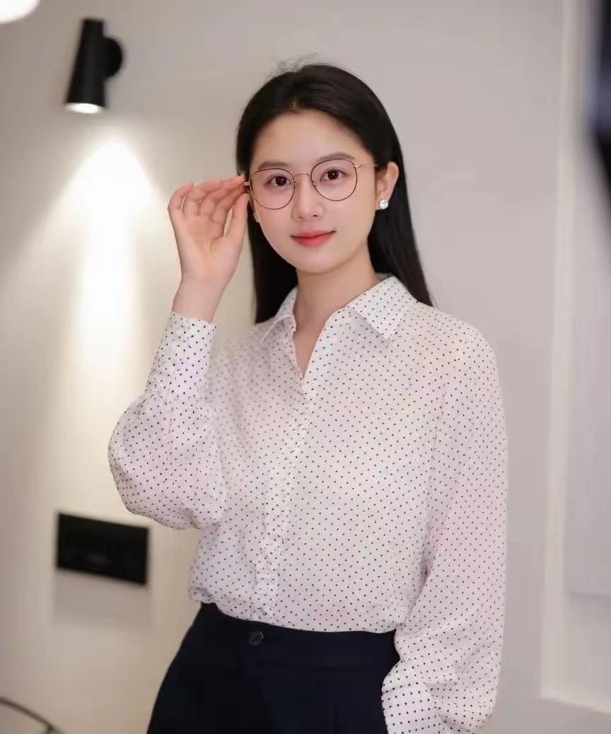 优雅气质穿搭，简约白点衬衫搭配高腰裤，完美展现都市女性魅力！