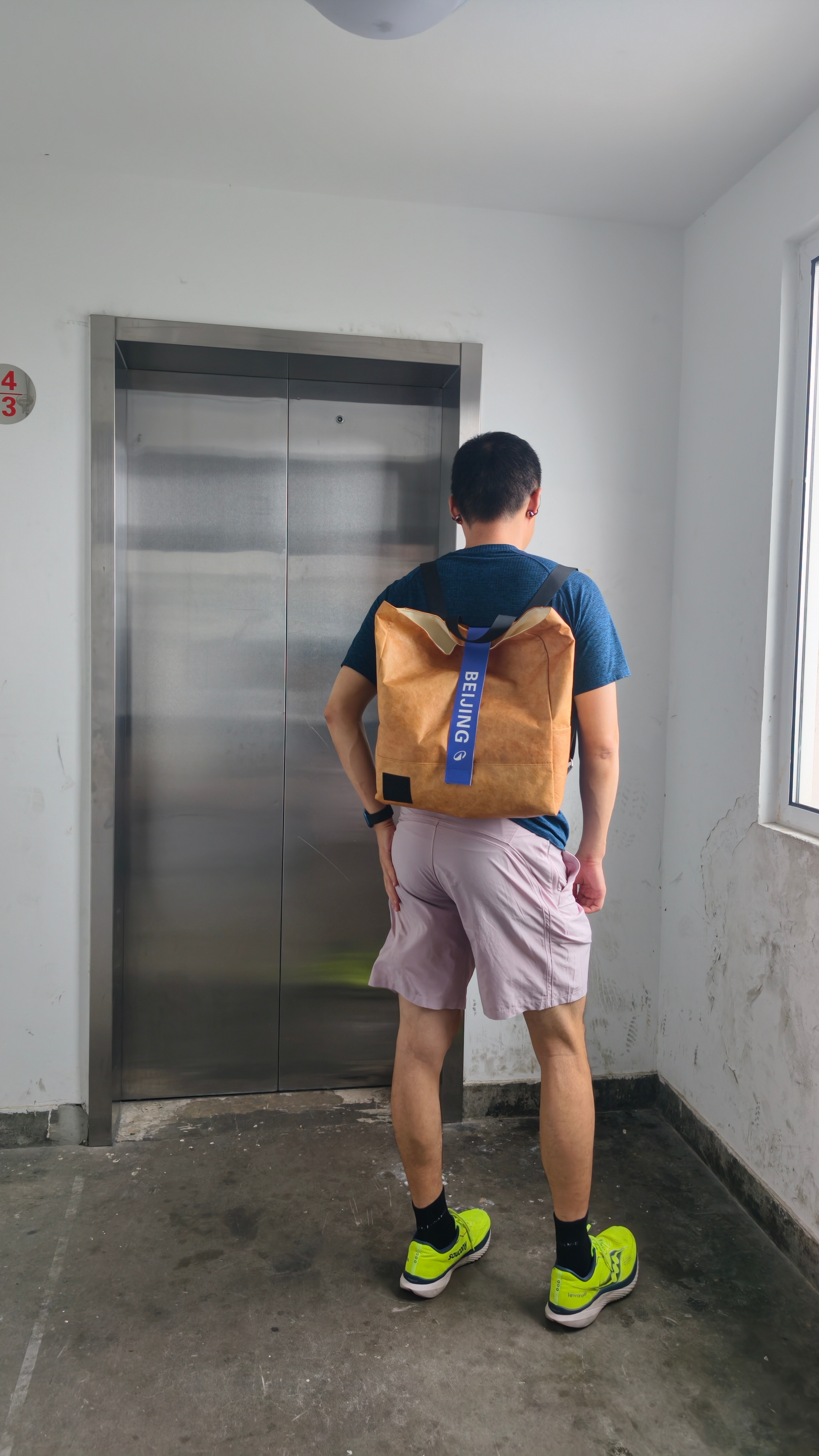 微博贴纸 今天和翘屁男大去有氧，半小时爬楼机就浑身暴汗