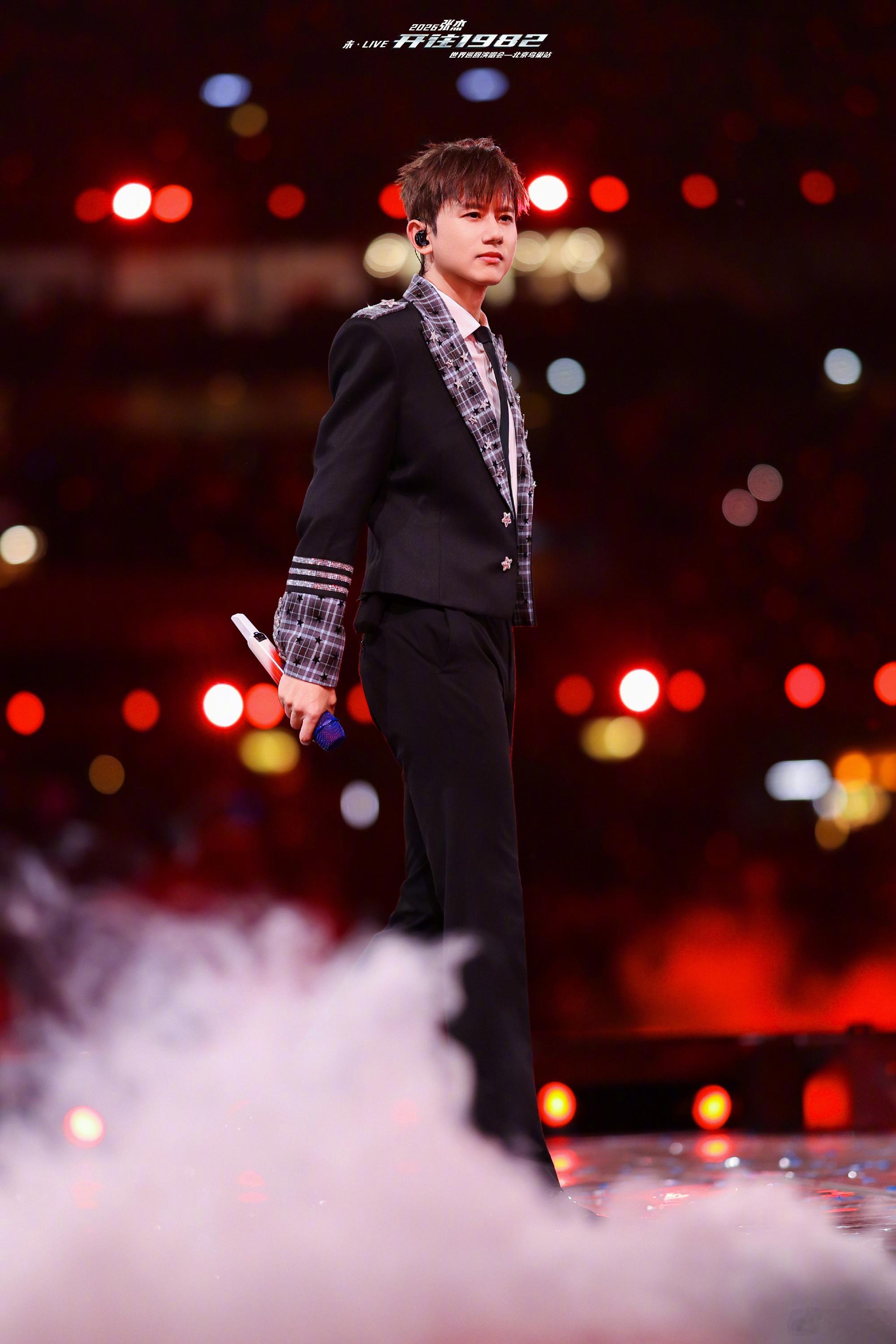 张杰初代选秀唱跳刺客 张杰的唱跳能力被低估太久了。演唱会唱跳三小时，跳起来比伴舞