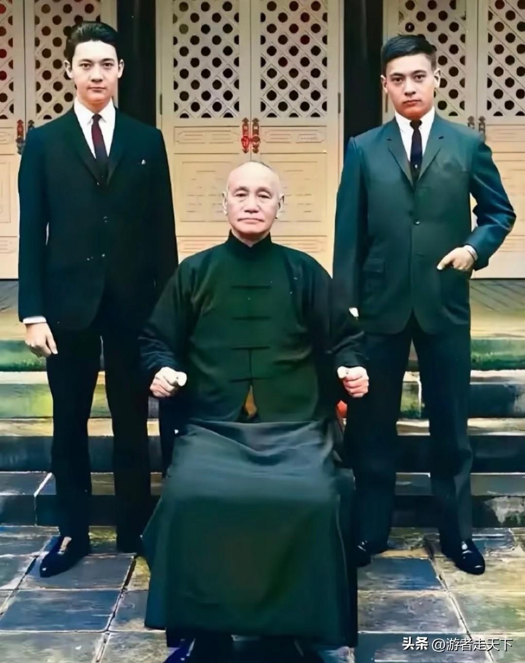 上个世纪60年代，蒋介石和他两个孙子蒋孝武、蒋孝勇的合影。
两个孙子看上去颇为干