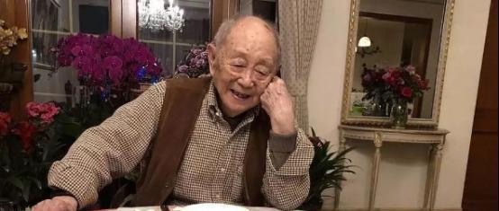 一天，有人见黄永玉96岁还身体硬朗，就问他长寿的秘诀，他嘿嘿憨笑：“爱抽烟，不吃