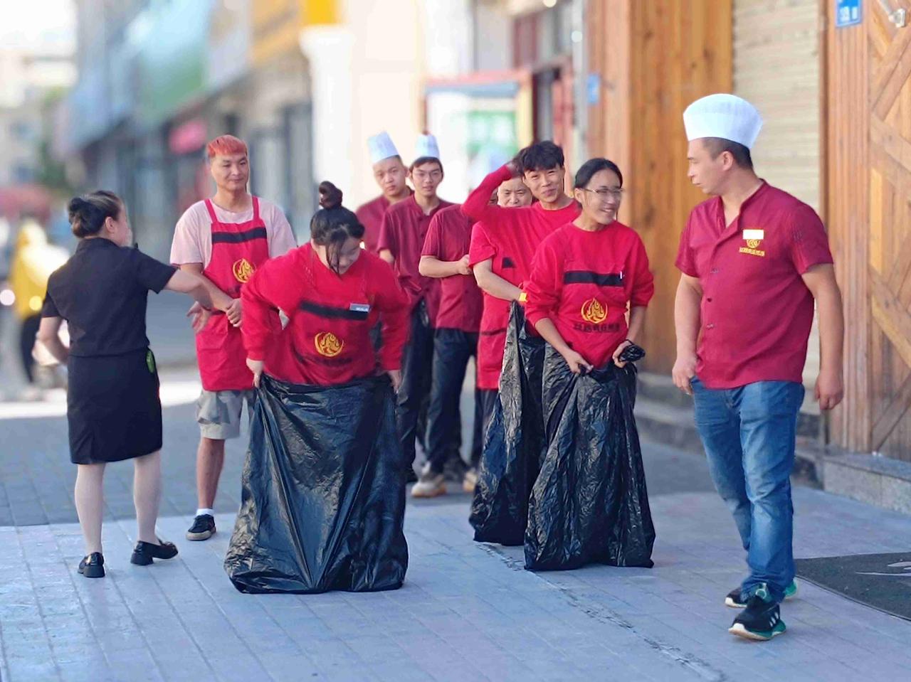 老板是个聪明人～上班之余，和员工一起愉快的玩耍。
右三小哥哥，表情亮了！
带定位
