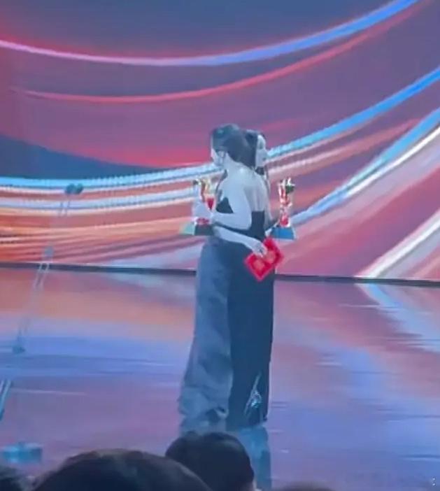 杨幂孙俪拥抱，氛围真的好，两个人关系也很好。真的很爱看这种女明星春风得意的画面，