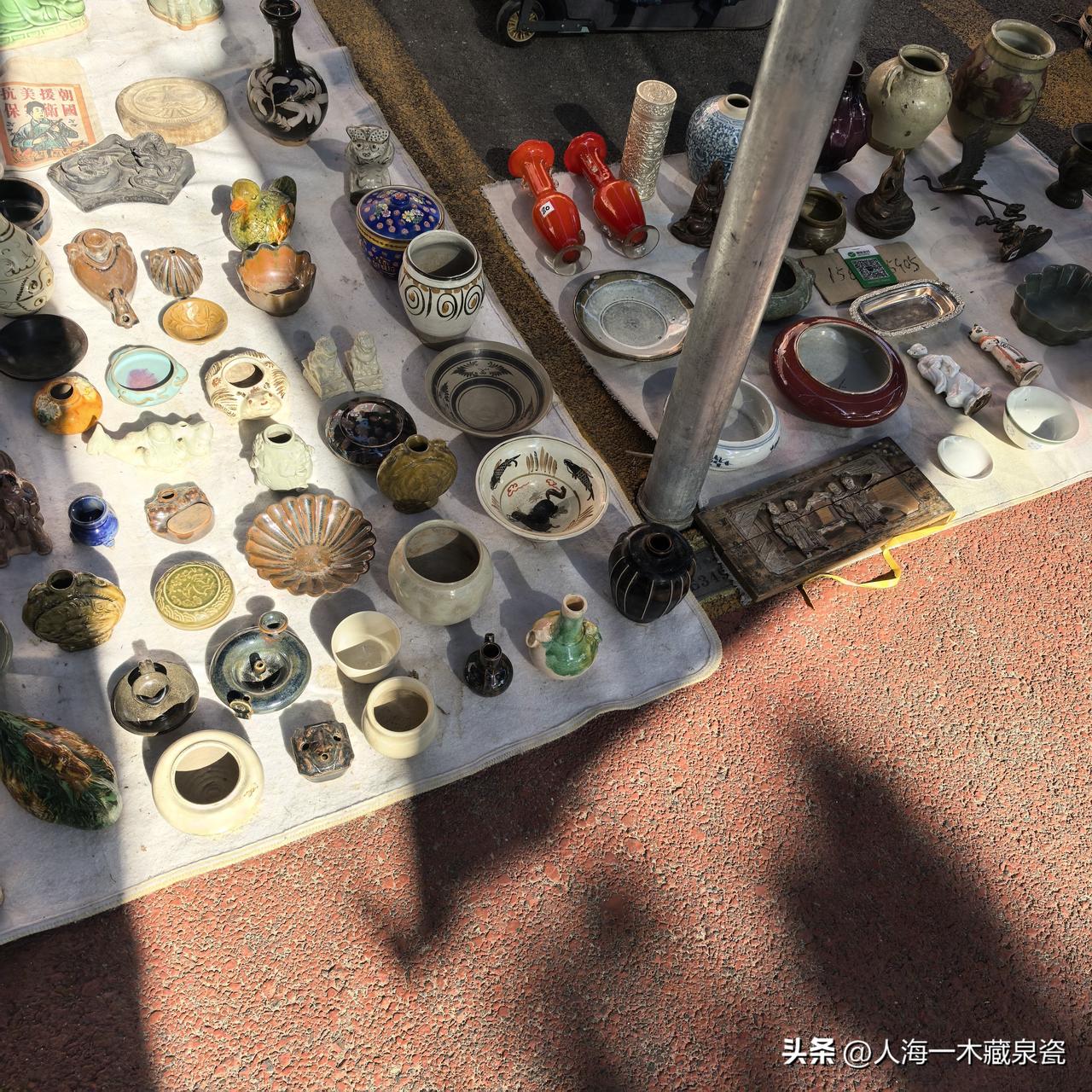 周末逛老古玩市场地摊，满眼都是新旧瓷器、老钱币，每一件老旧都藏着岁月故事。
只有