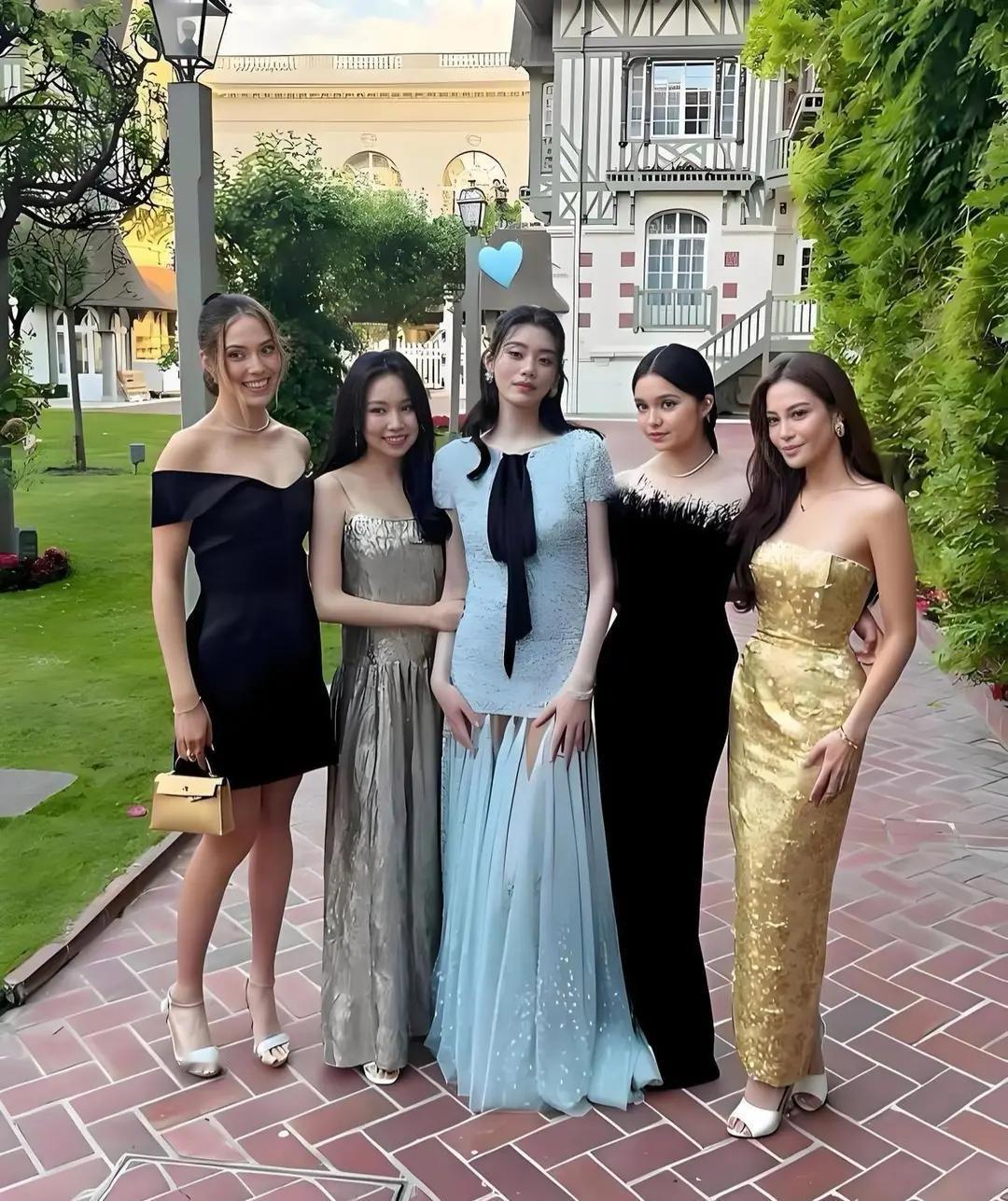 奚梦瑶身边再也看不到谢娜了，婚礼都没请，旁边站着的，是谷爱凌奚梦瑶超模婚礼 奚梦