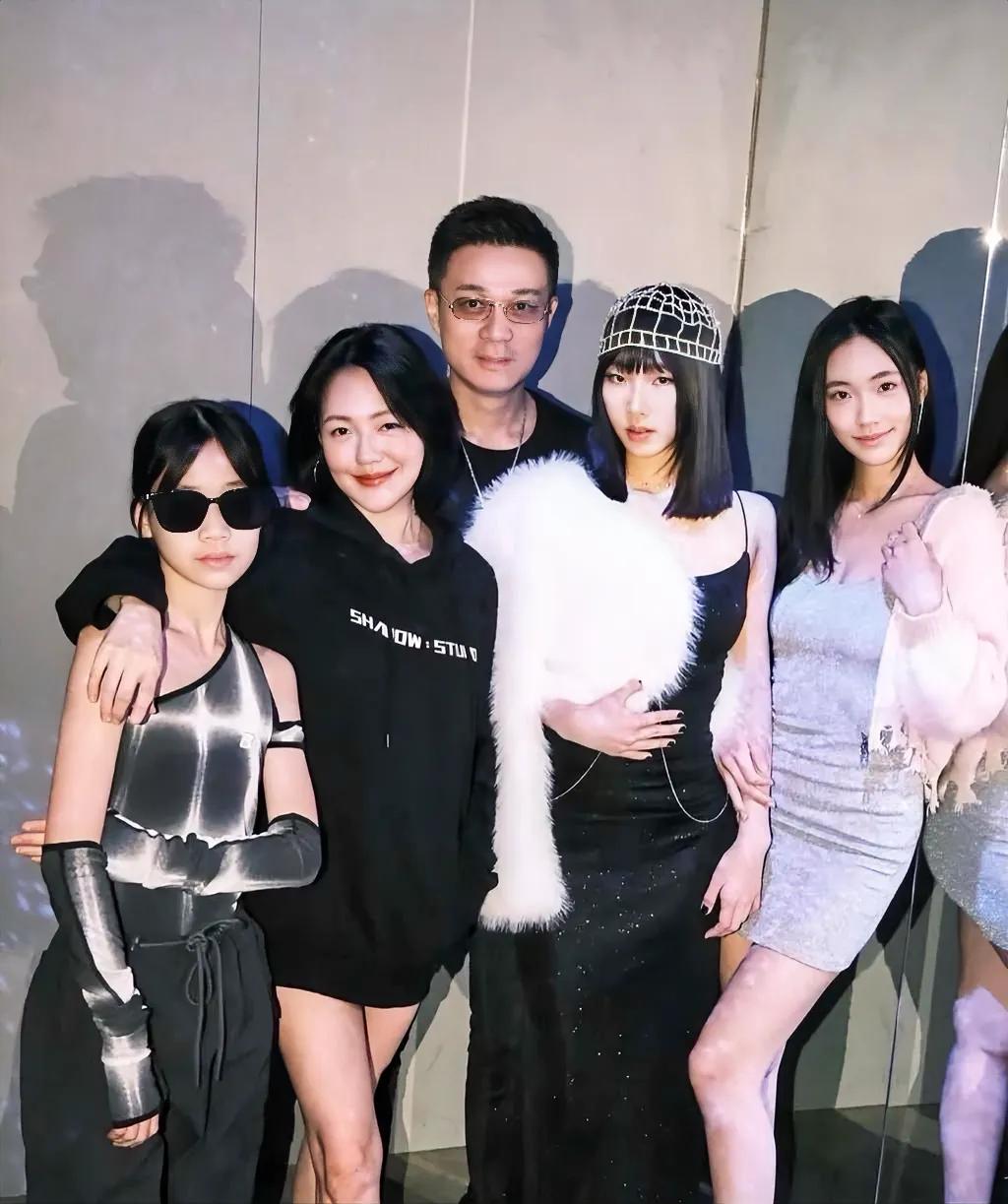 有小s这样一个不正常的妈，看她的三个女儿也都非正常成长，老公比她姐夫汪小菲不靠谱