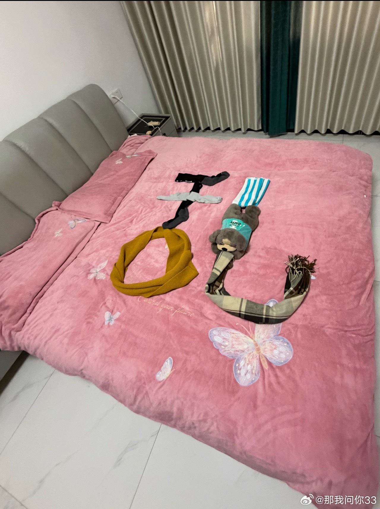 我妈嫌我房间乱非要给我收拾一下房间好吧…现在看起来…又乱又不乱的… 