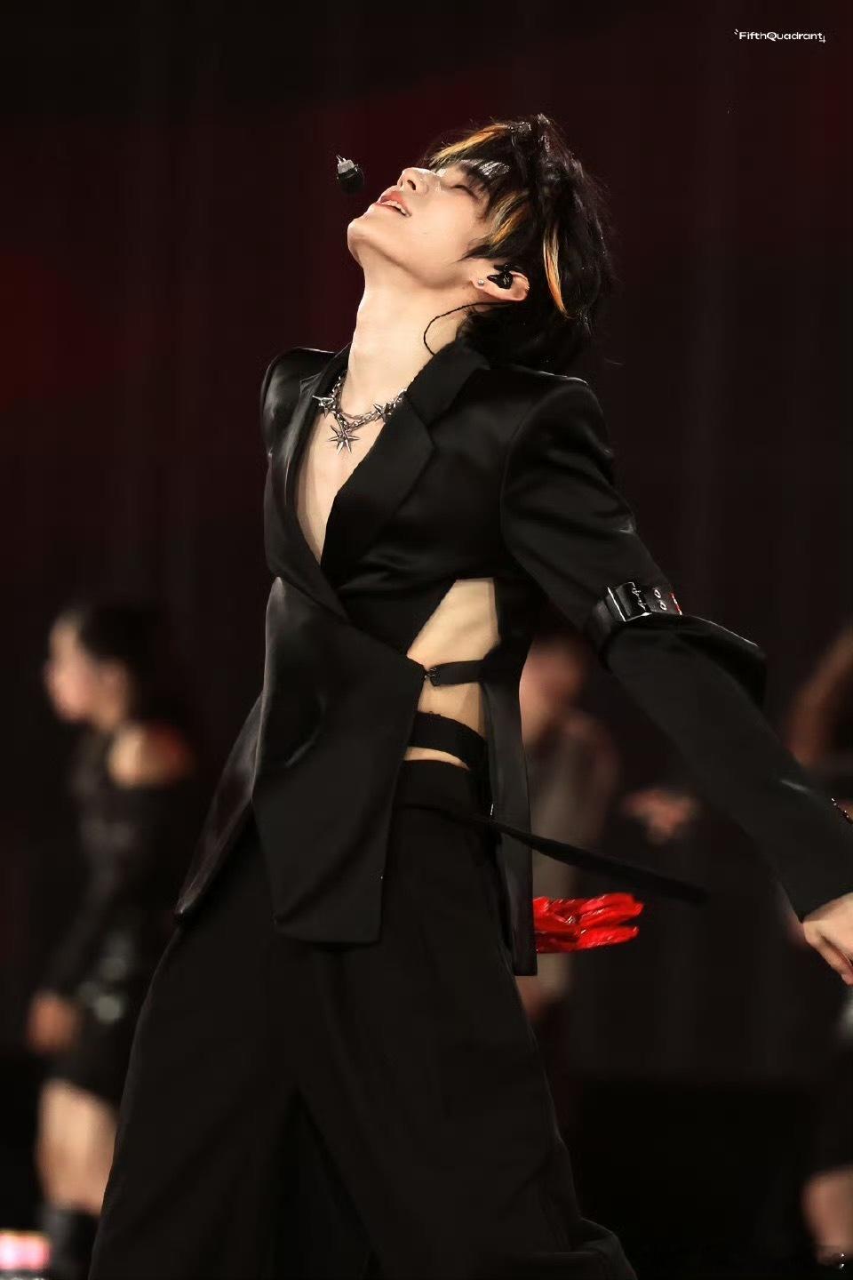 张真源手臂荆棘纹身张真源live真神张真源高音时代少年团演唱会时代少年团 男团学