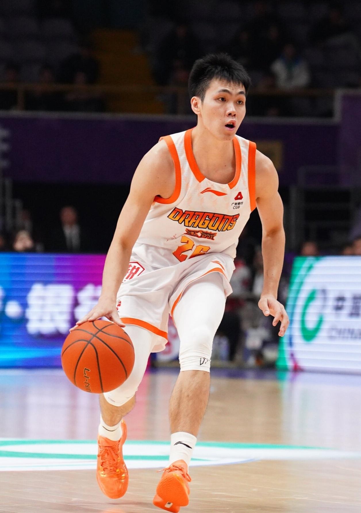 超跑老六庞峥麟关键助攻江苏86:84险胜宁波！
老六庞峥麟又打出超强一战，首发出