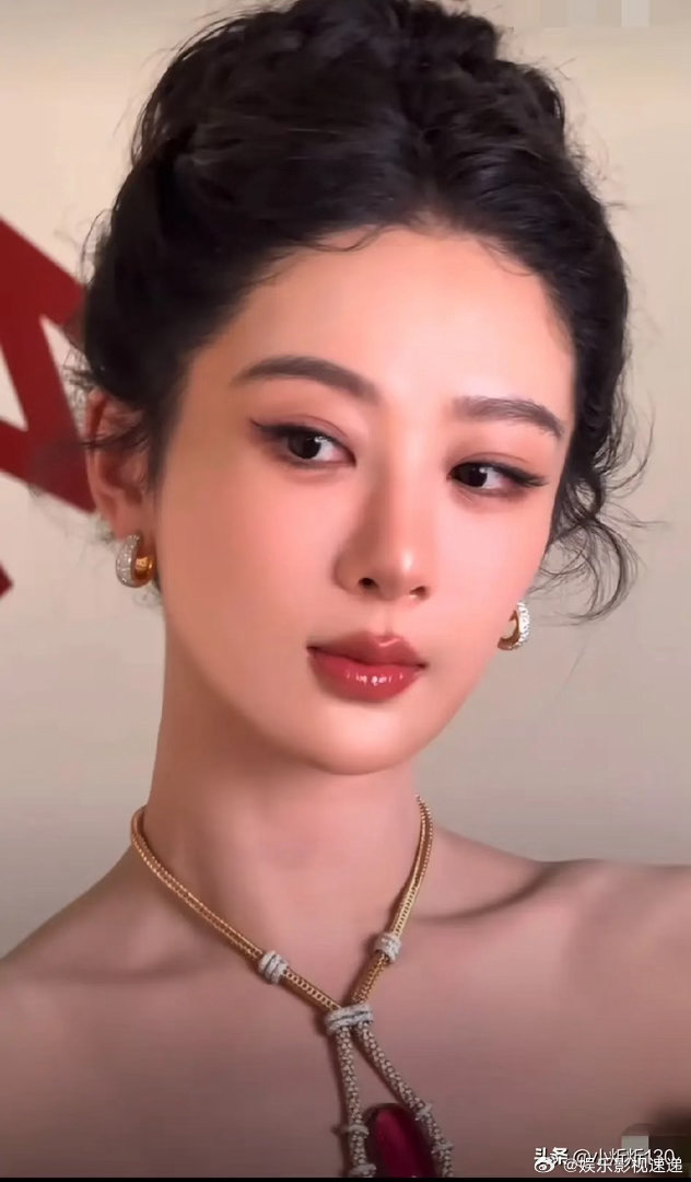 谁懂啊家人们！杨紫这波妆造翻身仗，打得也太漂亮了！前两个月还因为眉形翻车，被粉丝