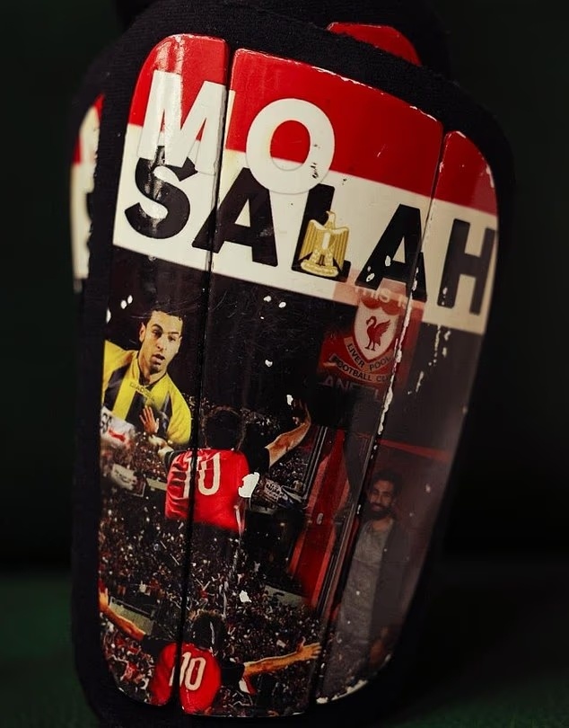 #萨拉赫护腿板含利物浦元素#萨拉赫非洲杯首战对阵津巴布韦时使用的护腿板上印有他在