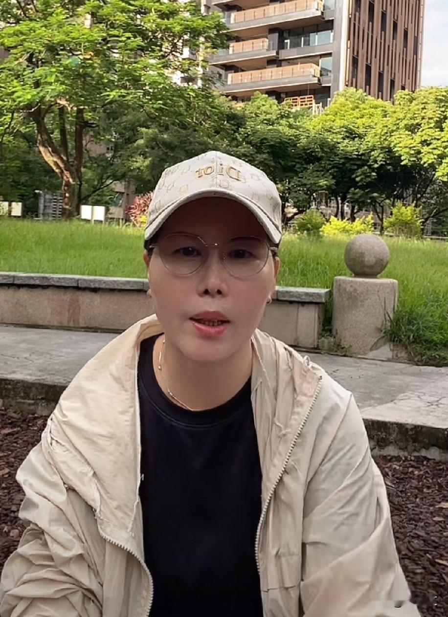 每次小杨阿姨直播粉丝都再说她现在飘了现在，就知道玩也不干活了，还穿大牌子衣服，小