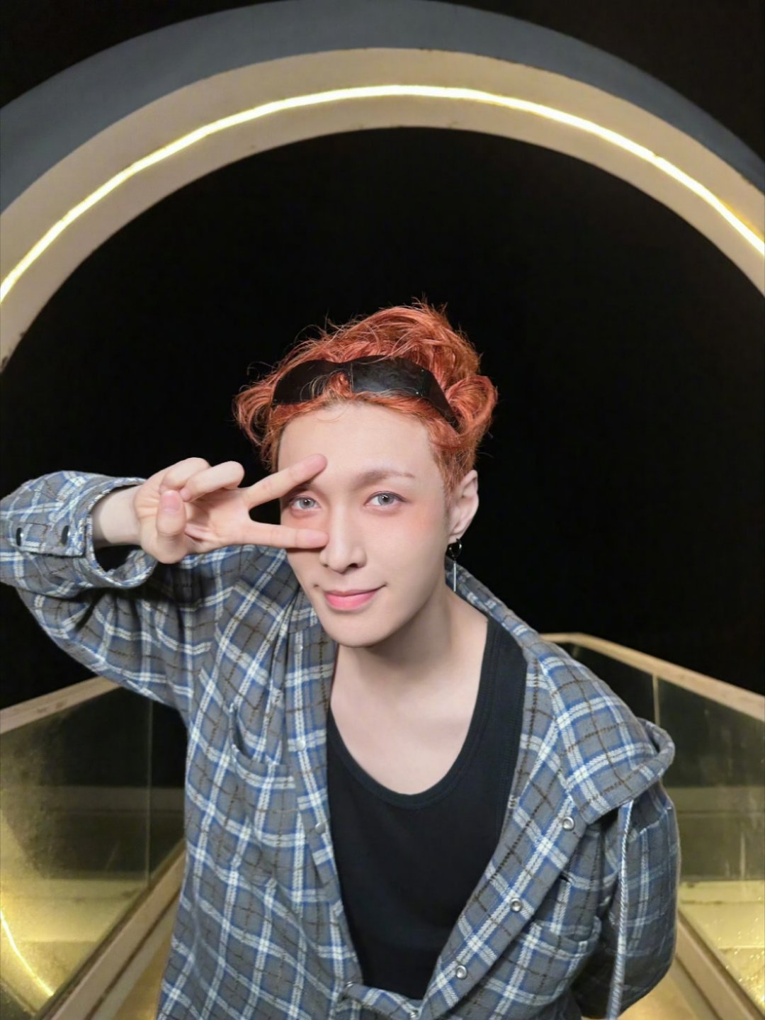 张艺兴干一行行一行，从追梦少年到全能艺人，张艺兴的每一步都踩在努力的节点上。 