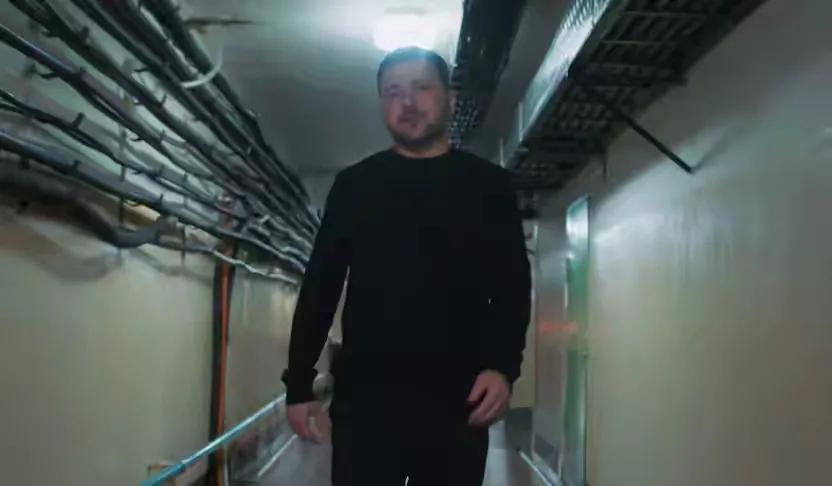 俄乌冲突爆发4周年，泽连斯基首次展示冲突初期所使用的地下掩体，他曾在这里办公，然