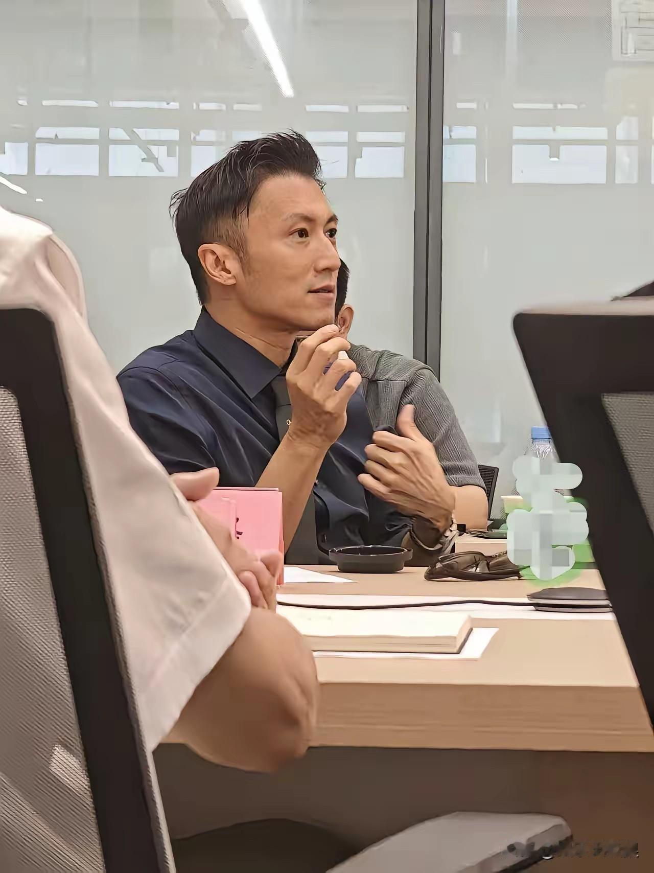 谢霆锋为了事业也是渐渐老去，
也不知他们挣那么多钱干什么？
早就实现了财富自由，