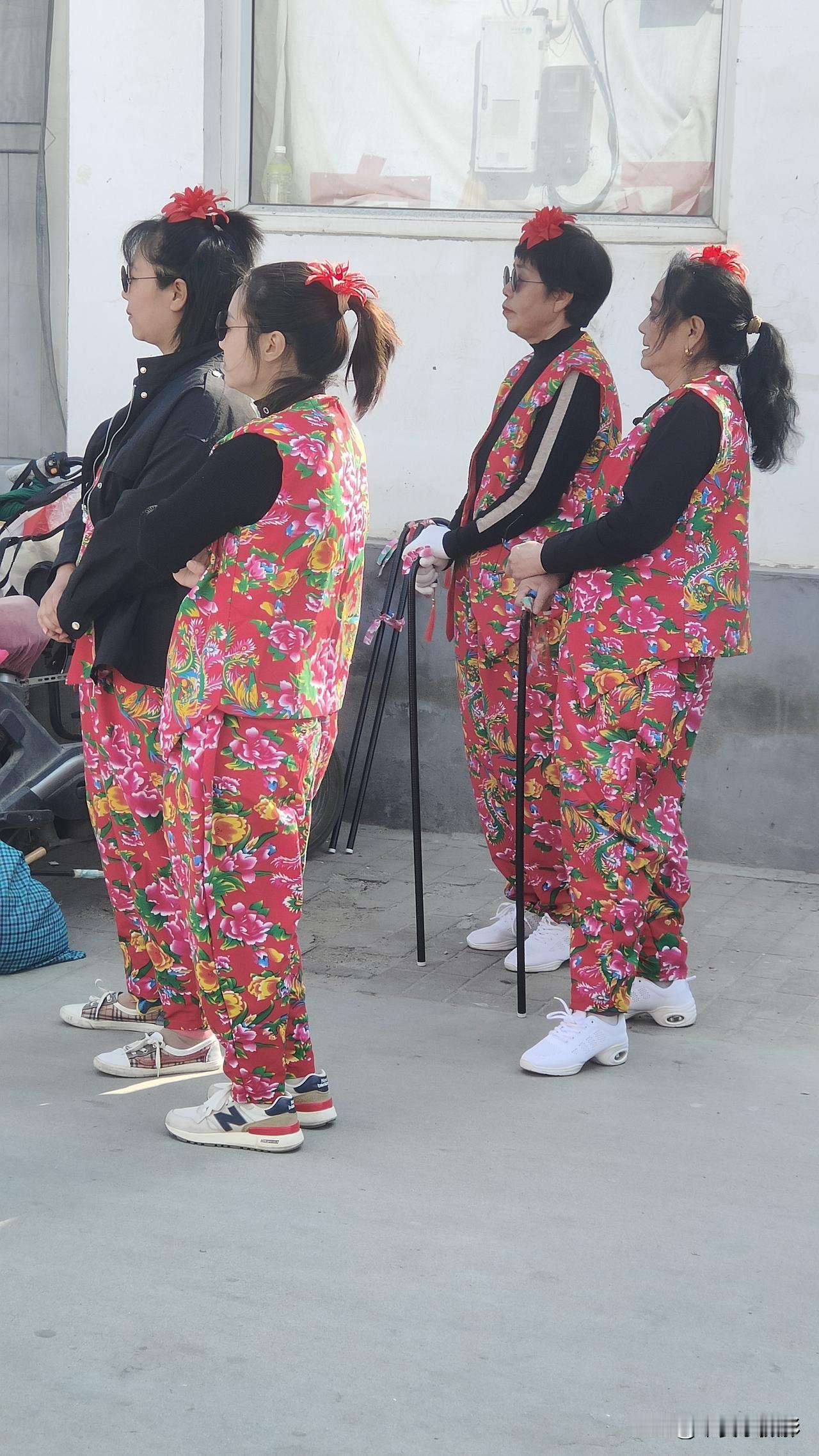 在雄安新区安新县的白洋淀水乡农村，村里有活动，在活动现场拍到了这样一张照片，等着