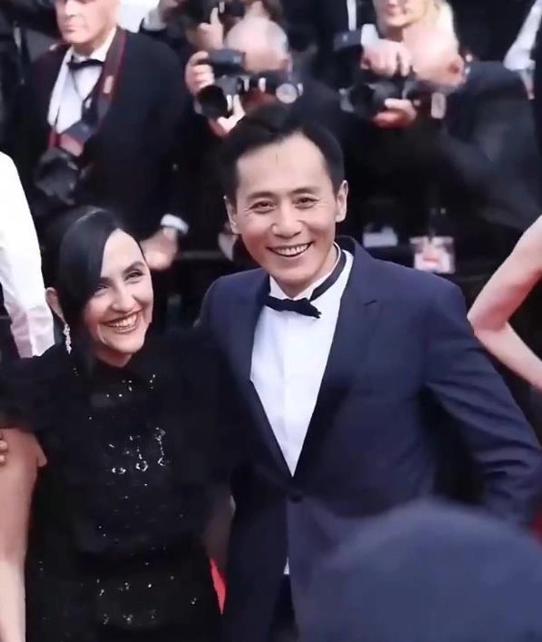 刘烨发文庆祝与妻子安娜结婚17周年，安娜：买到了空调，你最厉害演员刘烨在社交平台