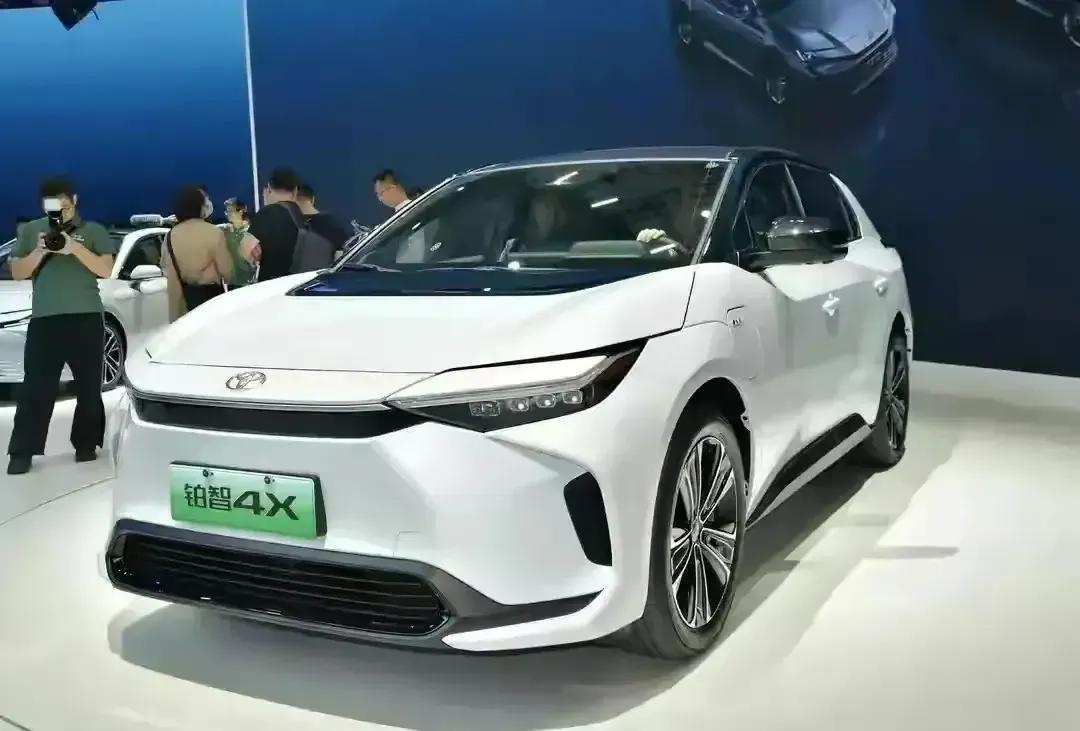据说，现在买车：
50％的人――买油混车
30％的人――买纯油车
20％的人――