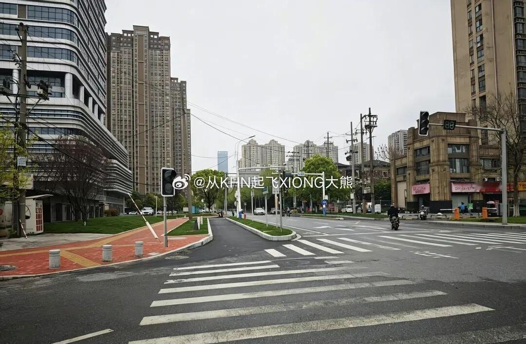 【英雄城交通•道路 | 太好了！高新区这个路口焕新升级，群众出行更顺畅安全】
