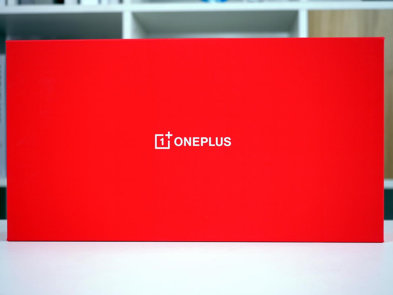 一加12发布会的邀请函，延续并将一加Ace2邀请函的实用主义发扬光大——那次是一