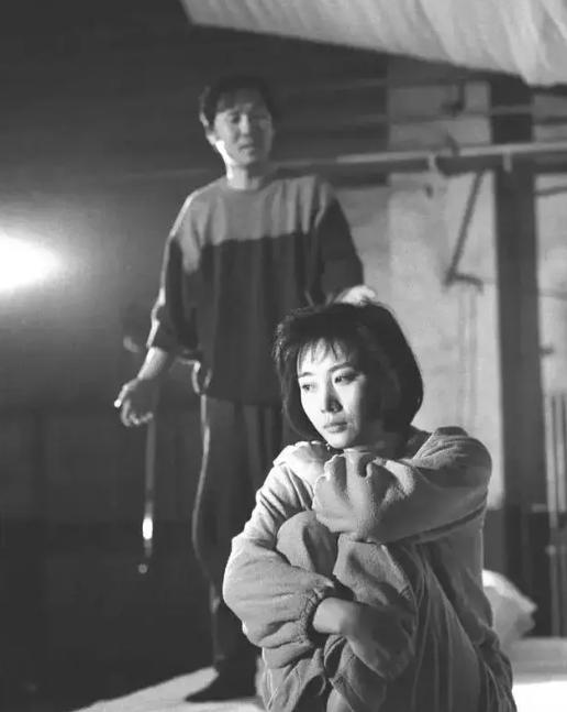 你知道吗？咱们熟悉的《红楼梦》里那个敢爱敢恨的鸳鸯，扮演者郑铮老师，竟然在今年不