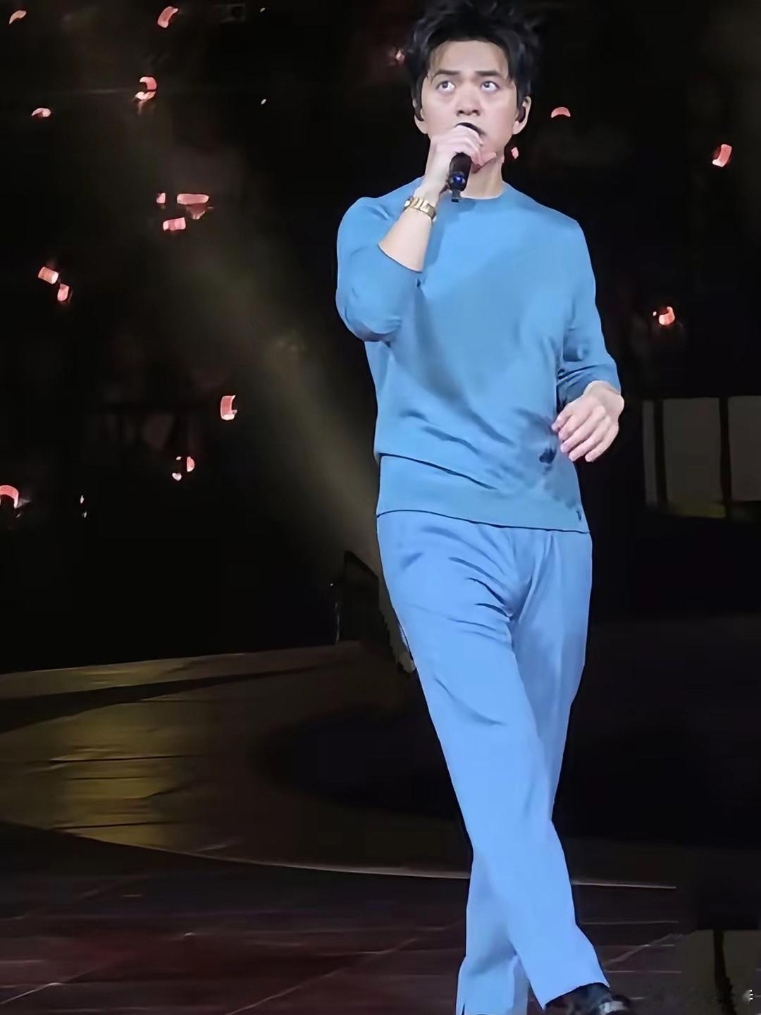 李健这身演出服，要俩字形容该叫啥？有一回演唱会，台下有人扯着嗓子喊“李健牛B”，