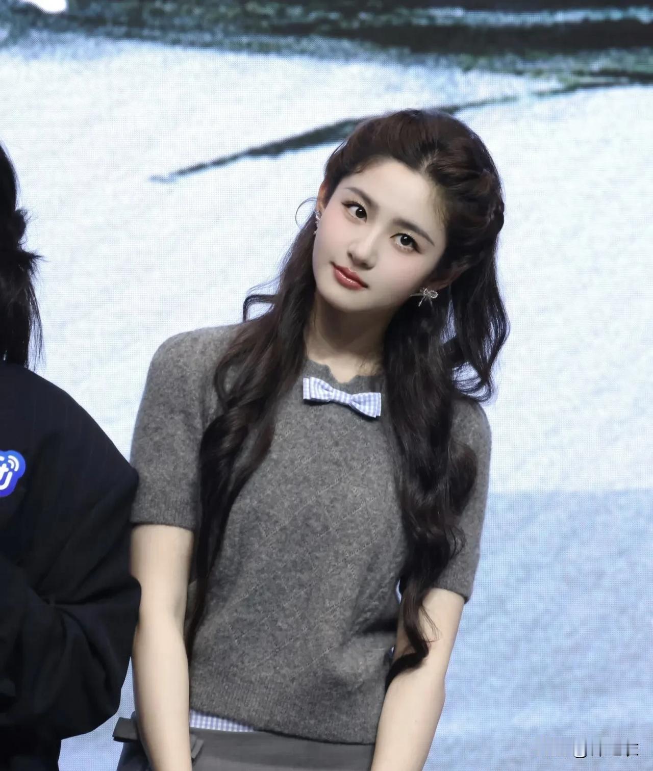 我感觉赵晴长得挺好看啊，颜值没bug，而且是那种有特色非网红的长相。

再加上相