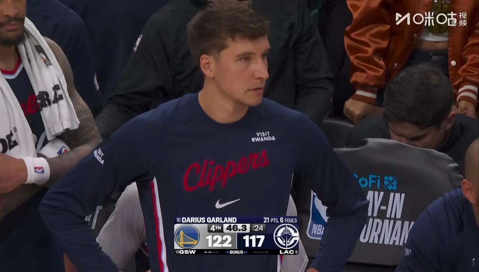 看着博格丹今天这样还挺心酸的，他上一场确实打完了快船的最后一场比赛。 