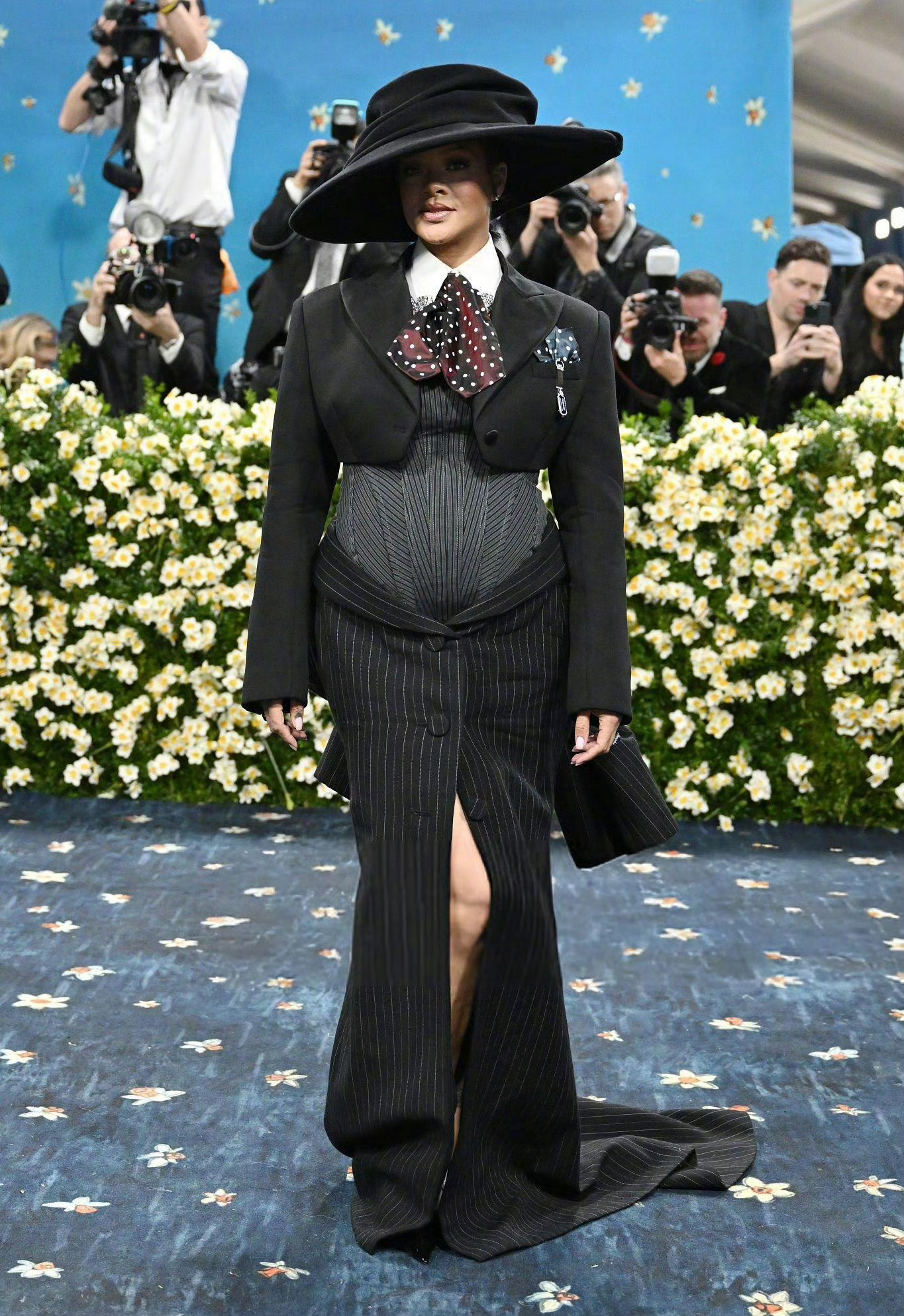 MetGala红毯Rihanna官宣怀三胎刚刚官宣怀孕三胎的Rihanna亮相M