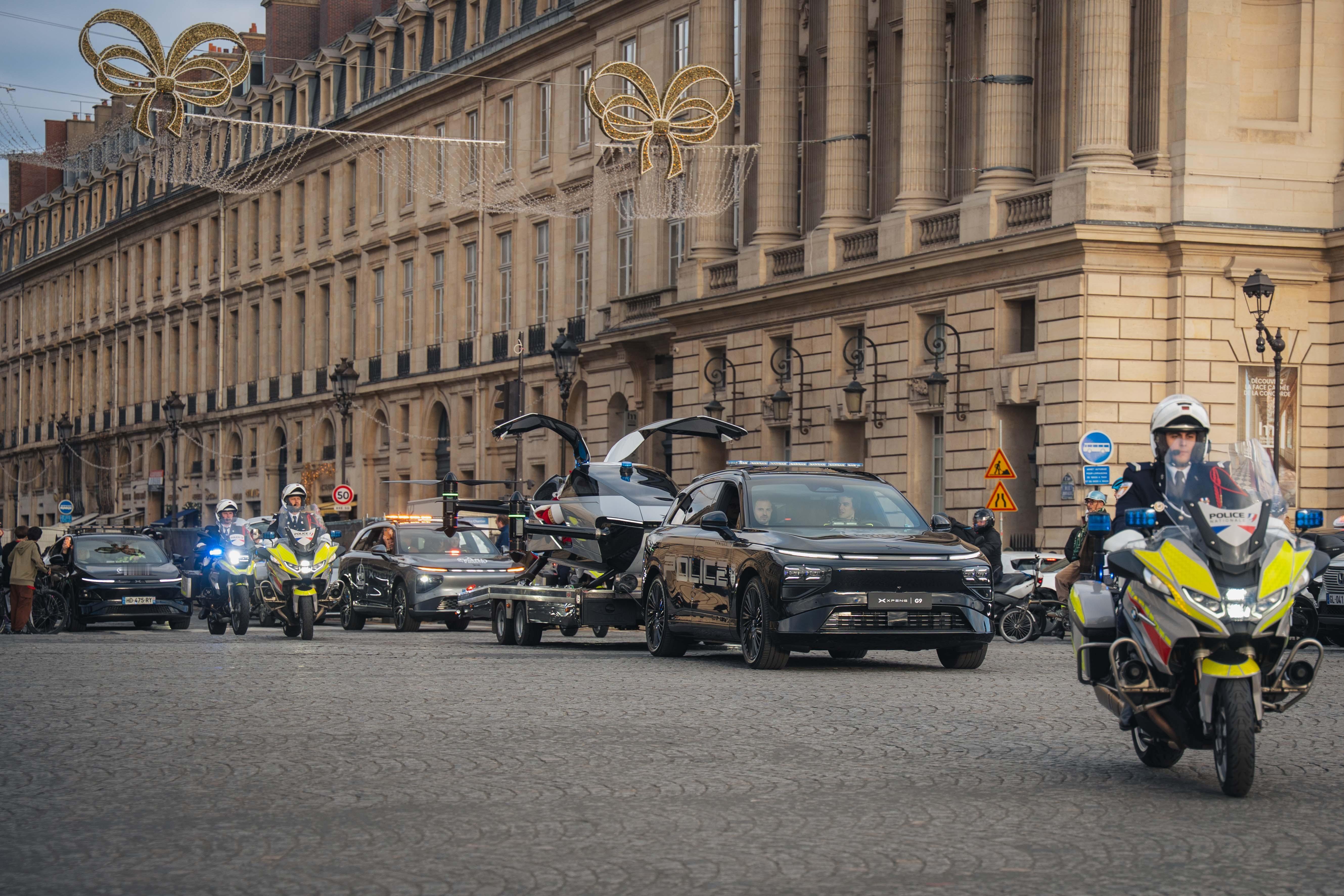 起猛了，居然看到在巴黎圣诞老人坐小鹏飞行器里，科技进化到圣诞老人都不用他家的麋鹿