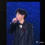 胡夏被cue脱掉的反应 胡夏被粉丝cue脱掉，他一脸害羞地说裤子今天加固了，这坦