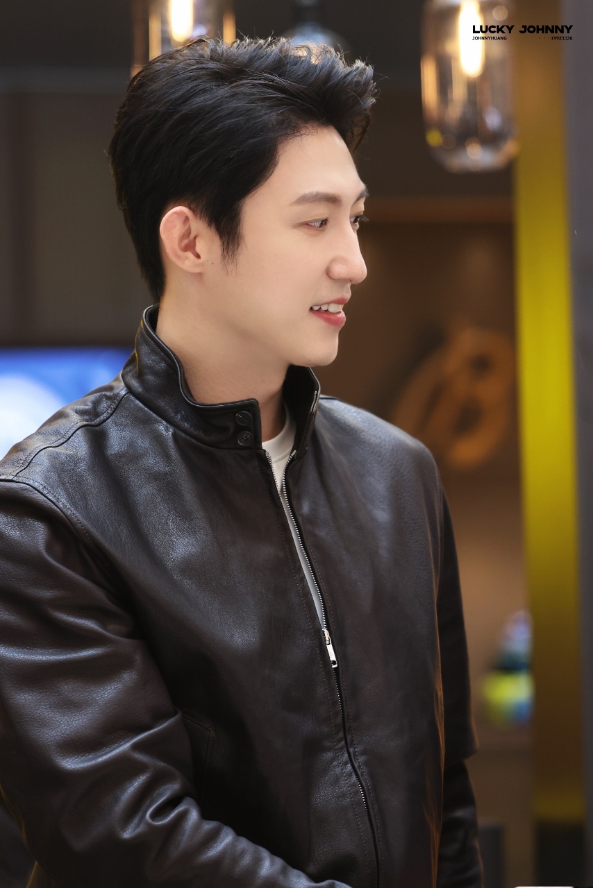 黄景瑜我那从天而降的电梯战神 反复观看黄景瑜电梯从天而降这段，每次都有新惊喜，这