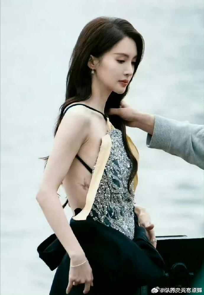 金晨太大方了！露腰造型完全不藏腰间的蝴蝶纹身，这态度真飒✨

都什么年代了，居然
